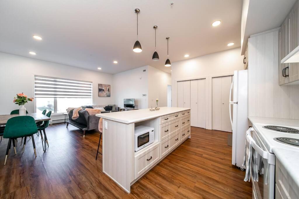 Exotic,lush,rainforest,cr,suite,king,u/g,wifi Apartment Edmonton